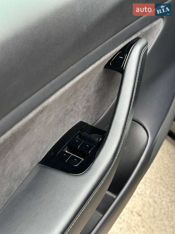 Седан Tesla Model 3 2019 в Сумах