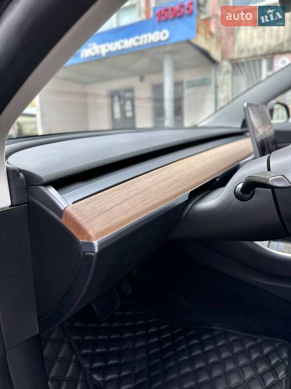 Седан Tesla Model 3 2019 в Сумах