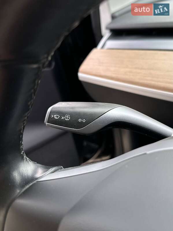 Седан Tesla Model 3 2019 в Сумах