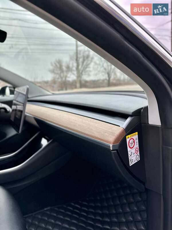 Седан Tesla Model 3 2019 в Сумах