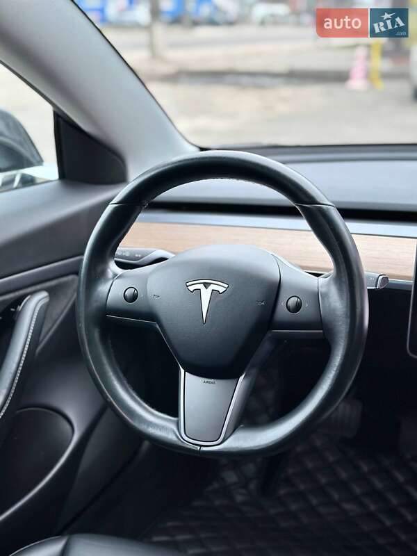 Седан Tesla Model 3 2019 в Сумах
