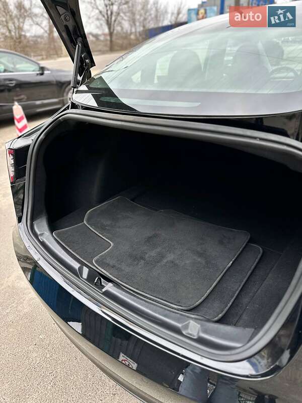 Седан Tesla Model 3 2019 в Сумах