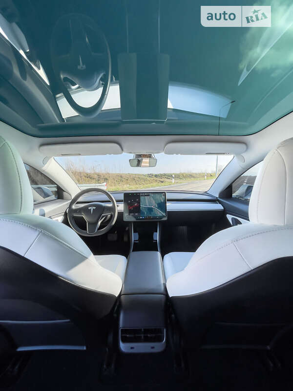 Седан Tesla Model 3 2020 в Самборі