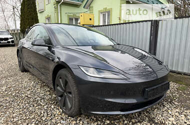 Седан Tesla Model 3 2024 в Черновцах