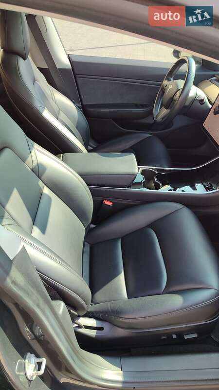 Седан Tesla Model 3 2018 в Львове