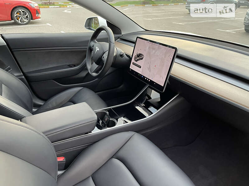 Седан Tesla Model 3 2020 в Буче