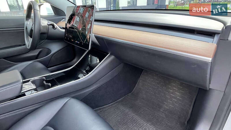 Седан Tesla Model 3 2020 в Киеве