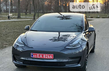 Седан Tesla Model 3 2020 в Бучі