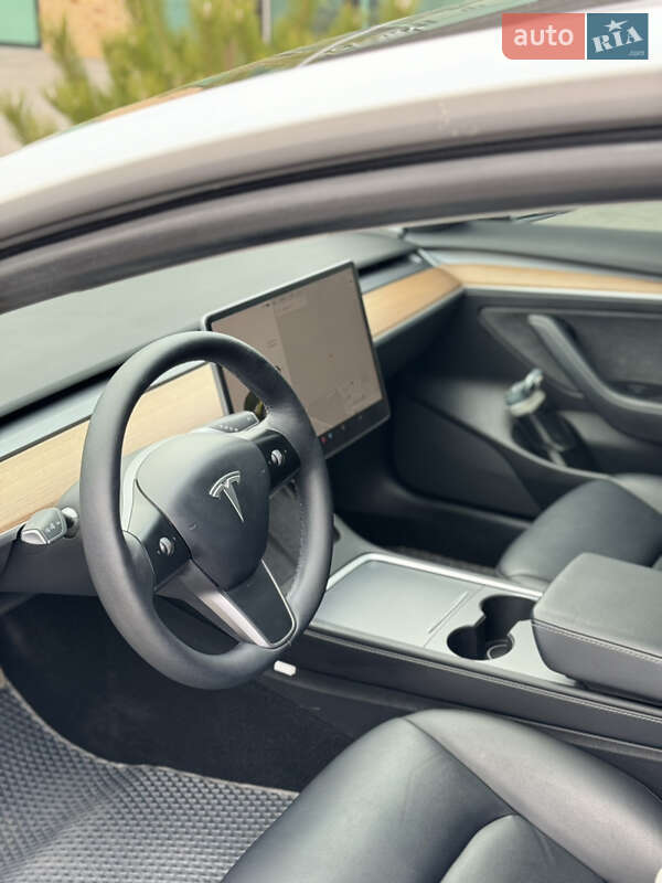 Седан Tesla Model 3 2022 в Хмельницком