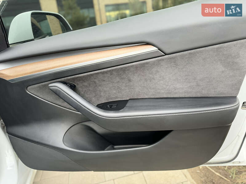 Седан Tesla Model 3 2022 в Хмельницком