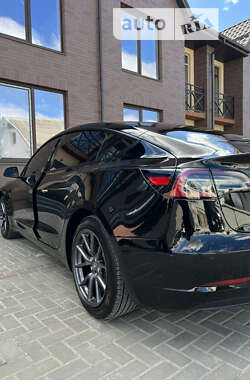 Седан Tesla Model 3 2021 в Вараше