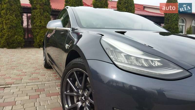 Седан Tesla Model 3 2018 в Староконстантинове