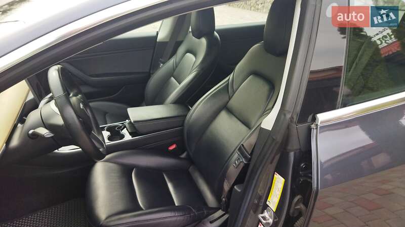 Седан Tesla Model 3 2018 в Староконстантинове