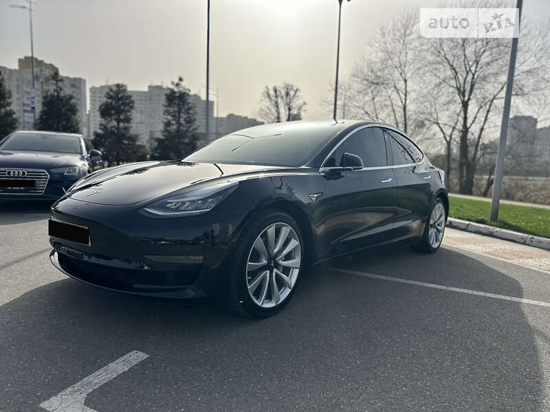 Седан Tesla Model 3 2019 в Киеве