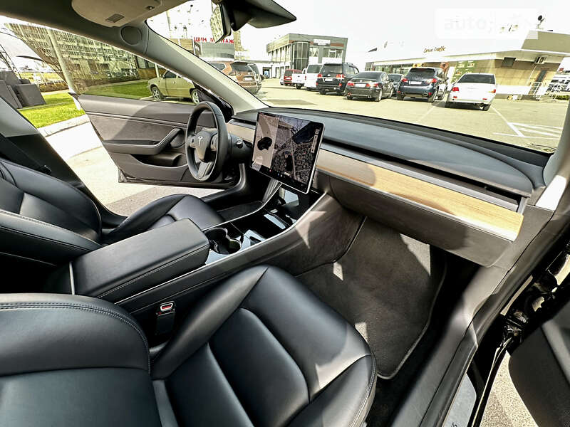 Седан Tesla Model 3 2019 в Киеве