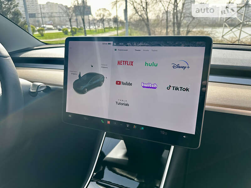 Седан Tesla Model 3 2019 в Киеве