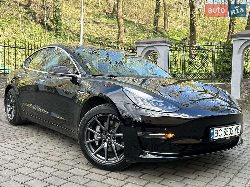 Седан Tesla Model 3 2018 в Львове