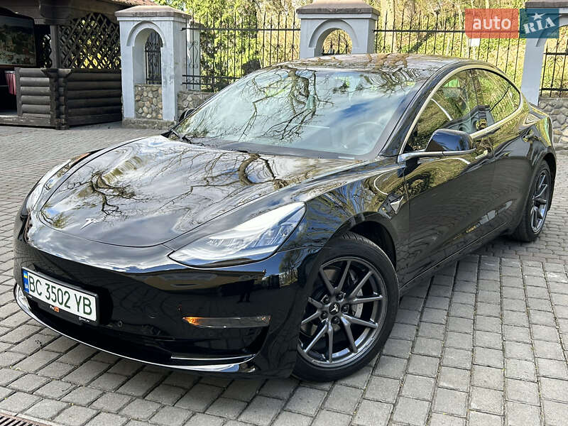 Седан Tesla Model 3 2018 в Львове