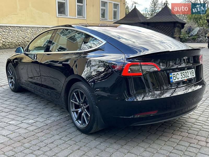 Седан Tesla Model 3 2018 в Львове