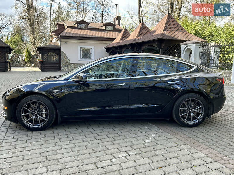 Седан Tesla Model 3 2018 в Львове