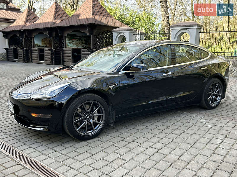 Седан Tesla Model 3 2018 в Львове