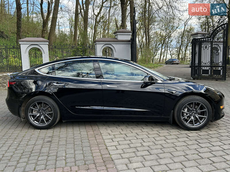 Седан Tesla Model 3 2018 в Львове