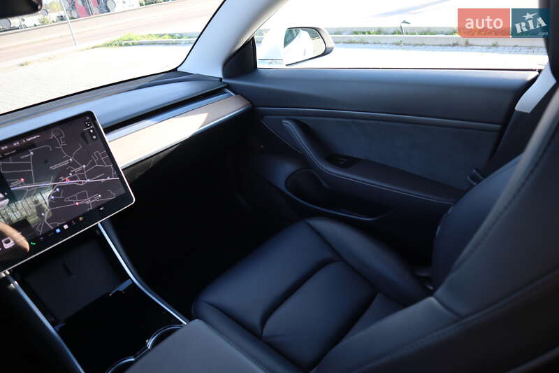 Седан Tesla Model 3 2020 в Дрогобыче