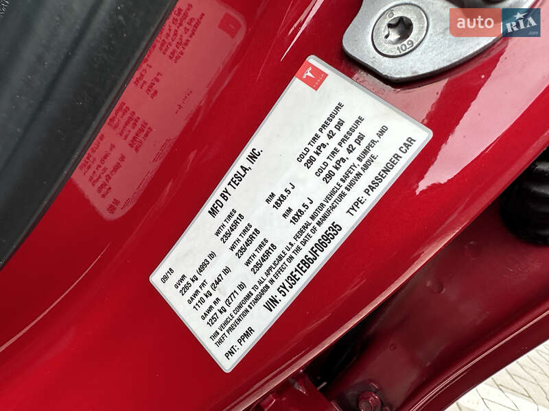 Седан Tesla Model 3 2018 в Черновцах