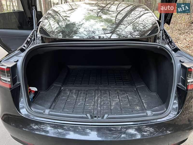 Седан Tesla Model 3 2019 в Львові