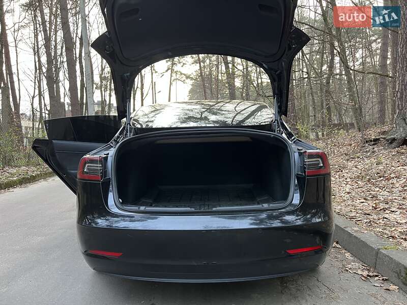 Седан Tesla Model 3 2019 в Львові