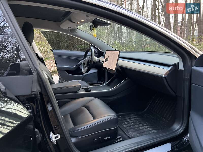 Седан Tesla Model 3 2019 в Львові
