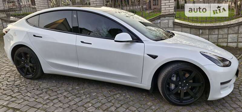 Седан Tesla Model 3 2019 в Черновцах