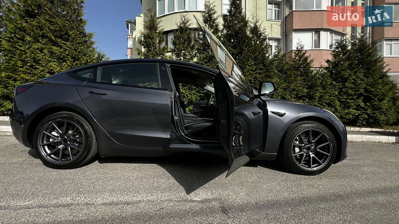 Седан Tesla Model 3 2022 в Киеве
