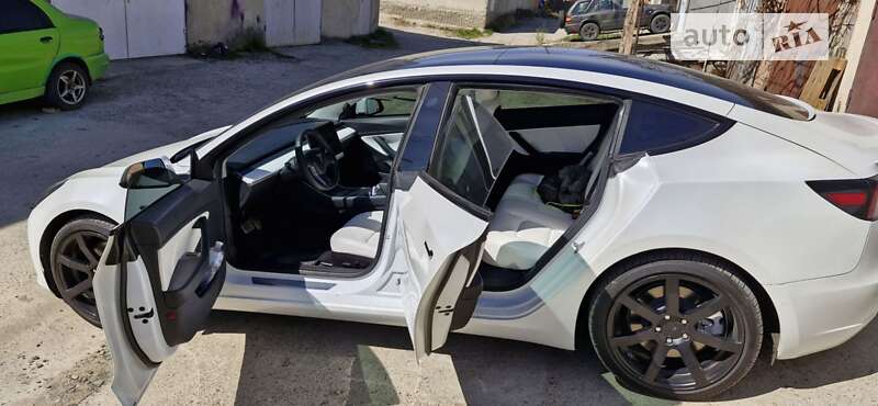Седан Tesla Model 3 2019 в Черновцах
