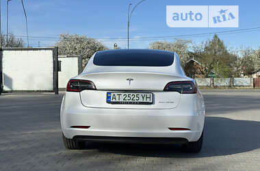Седан Tesla Model 3 2021 в 