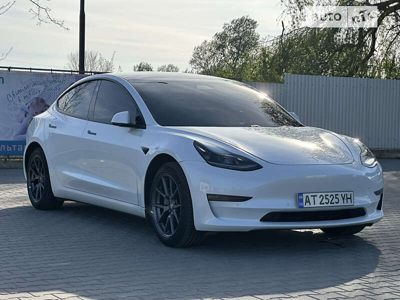 Седан Tesla Model 3 2021 в Снятине