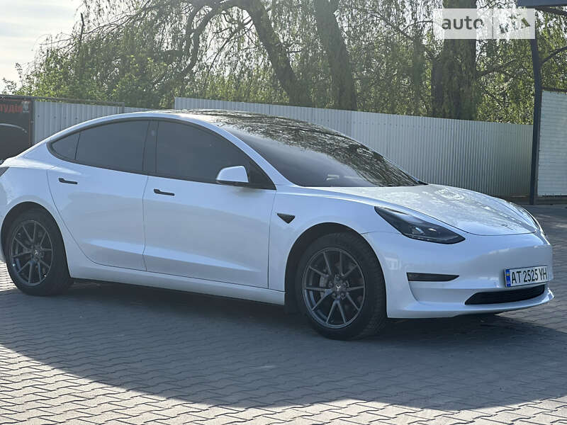 Седан Tesla Model 3 2021 в Снятине