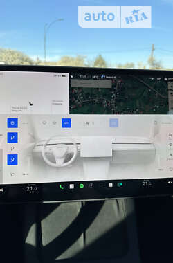 Седан Tesla Model 3 2021 в 