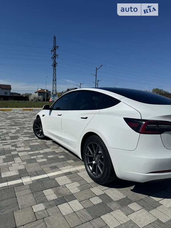 Седан Tesla Model 3 2022 в Киеве
