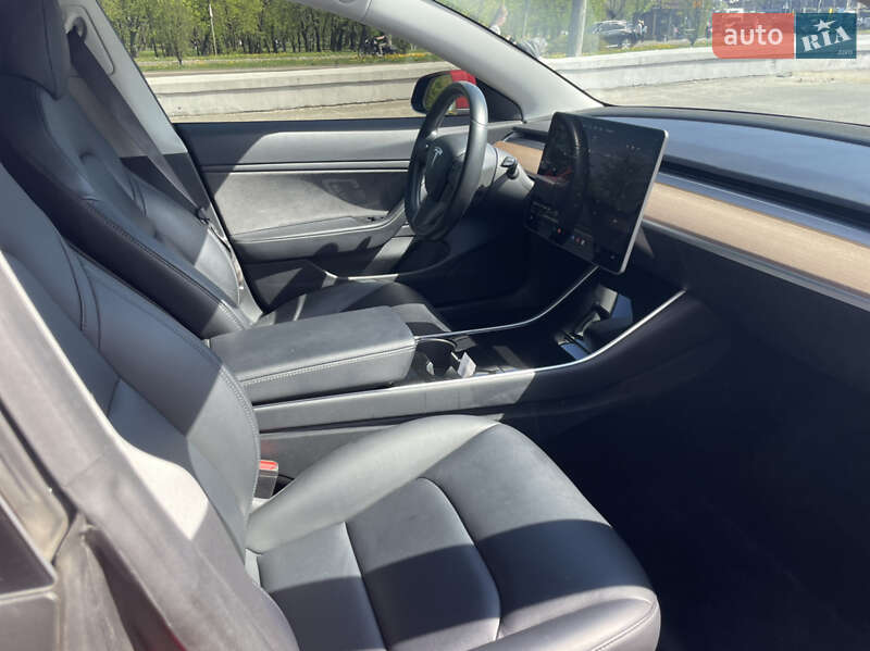 Седан Tesla Model 3 2018 в Львові