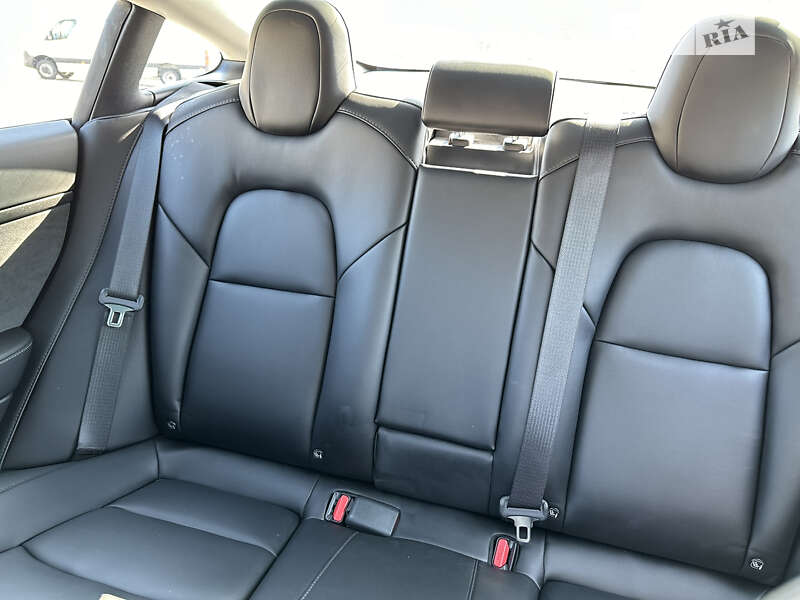 Седан Tesla Model 3 2021 в Вишневом