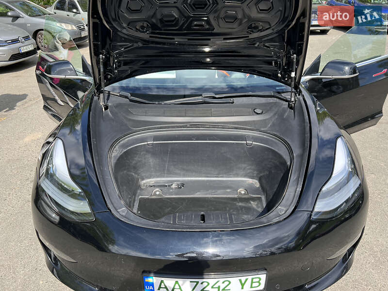 Седан Tesla Model 3 2019 в Киеве