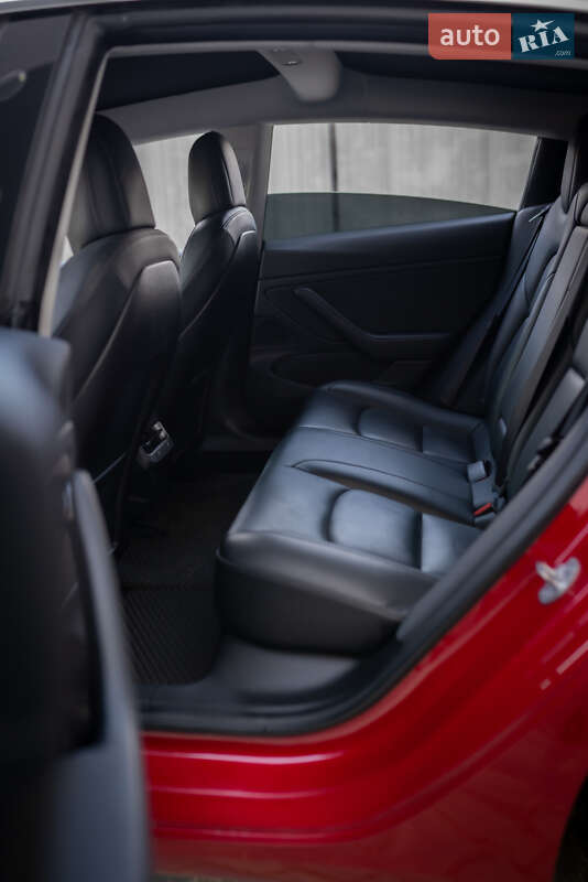 Седан Tesla Model 3 2018 в Кременці