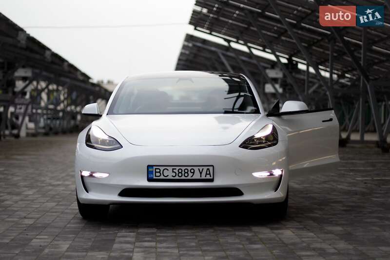 Седан Tesla Model 3 2021 в Львове