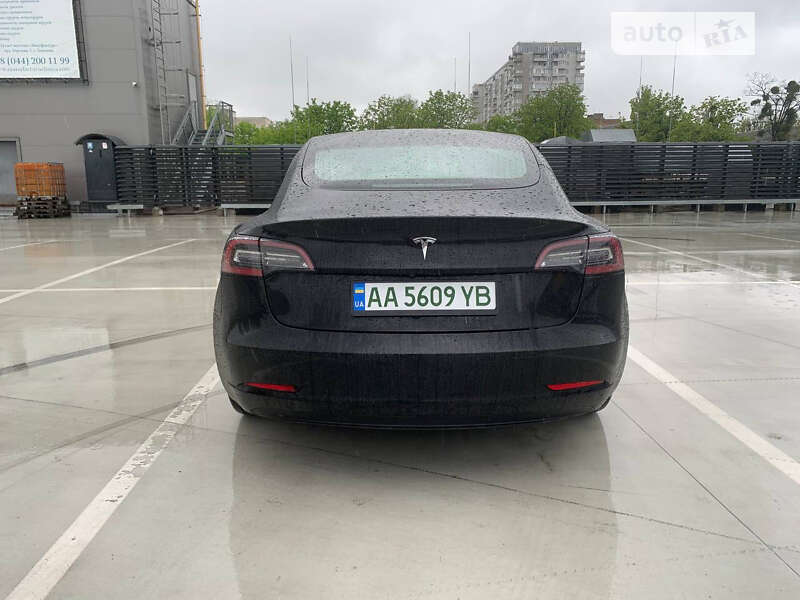 Седан Tesla Model 3 2021 в Киеве