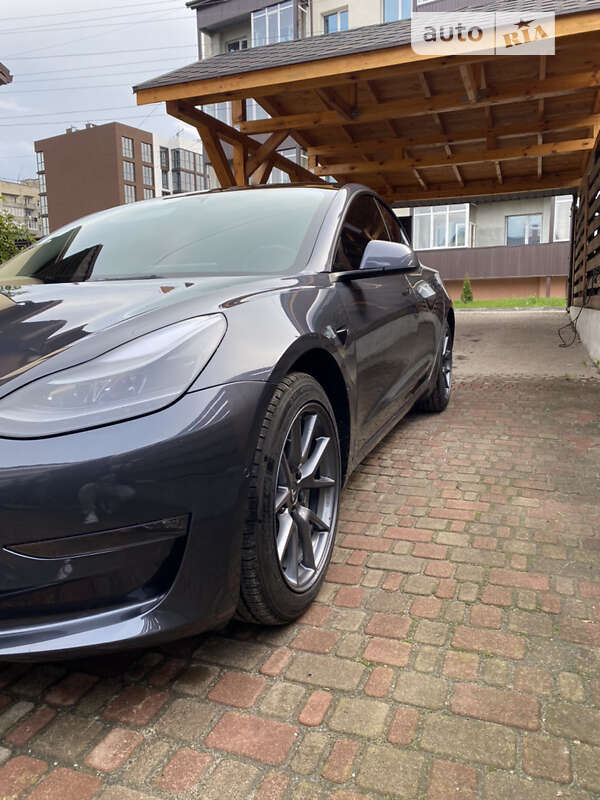 Седан Tesla Model 3 2022 в Ромнах