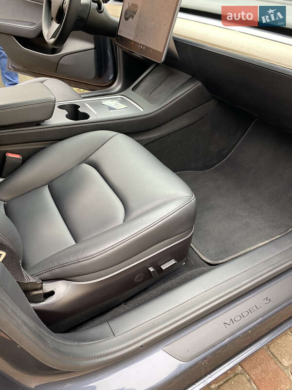 Седан Tesla Model 3 2022 в Ромнах