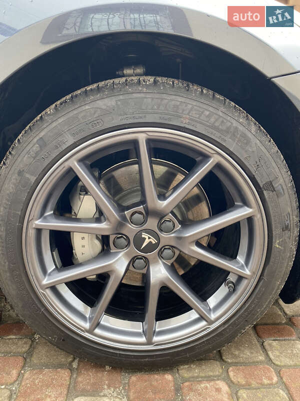 Седан Tesla Model 3 2022 в Ромнах