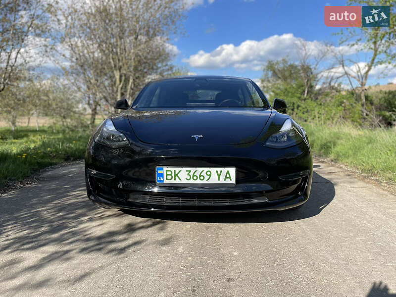 Седан Tesla Model 3 2021 в Ровно