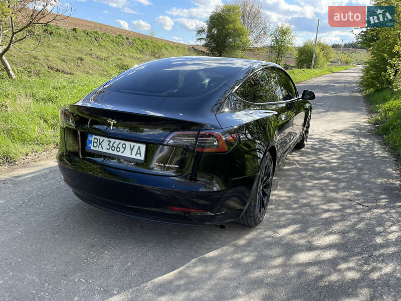 Седан Tesla Model 3 2021 в Ровно